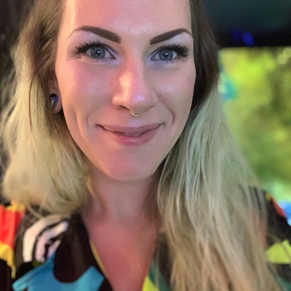 Meet your Posher, Melissa - Picture 1 of 1